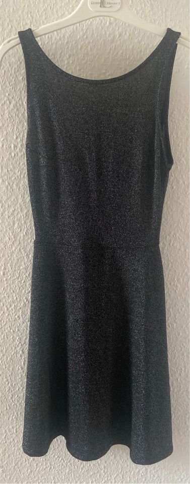 H&M Kleid size 32 in Leipzig