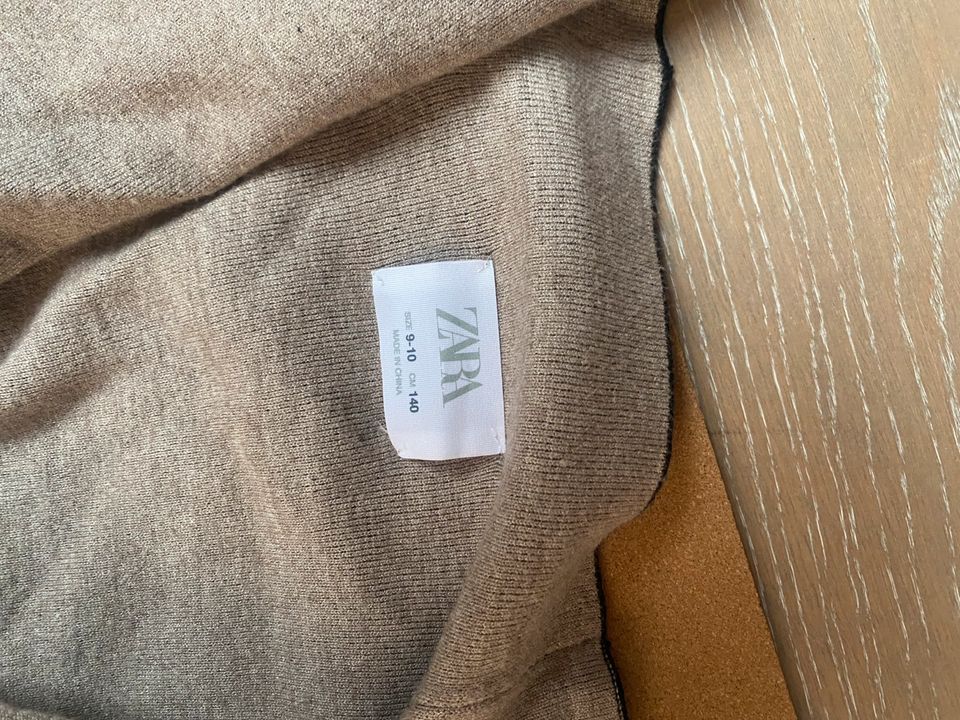 Zara Strickjacke Gr. 140 mit Gürtel in Pulheim