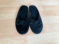 Schwarz Hausschuhe Gr.36 Pantoffeln Pantolette Samtoptik Nordrhein-Westfalen - Gummersbach Vorschau