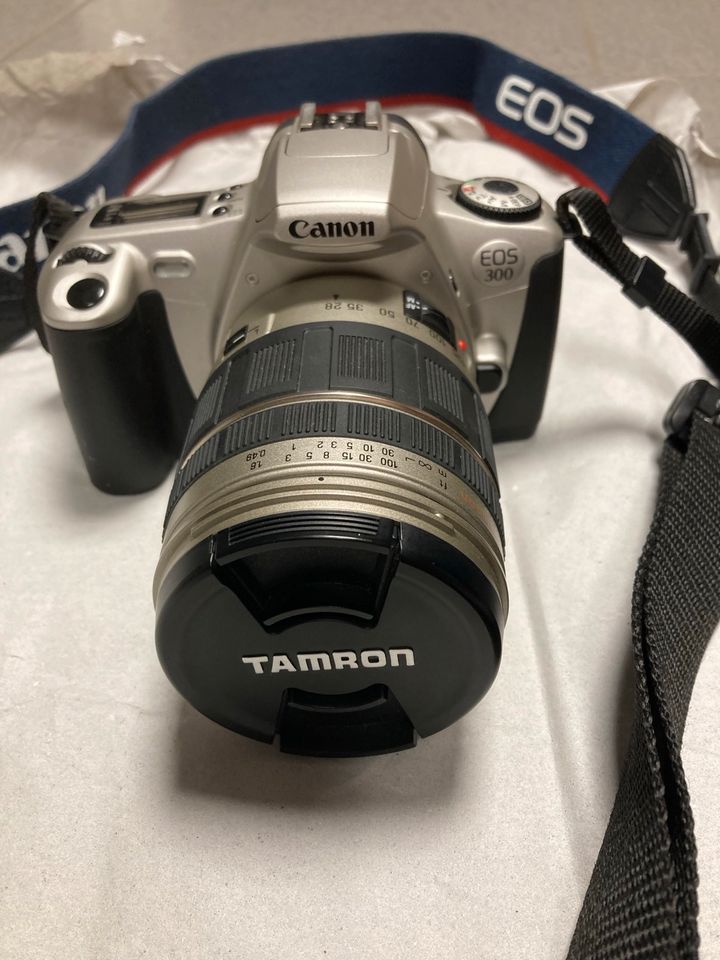 Canon EOS 300 mit Tamron Objektiv und Tasche in St. Ingbert