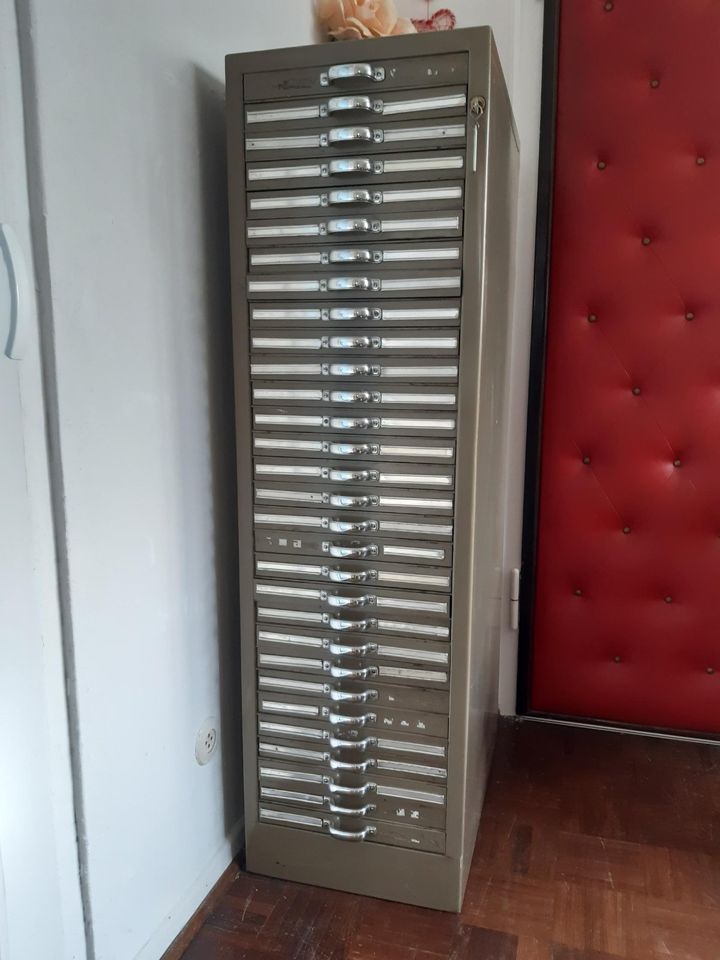 Original 40er/50er Jahre Büroschrank aus Stahl, sehr gut erhalten in Köln