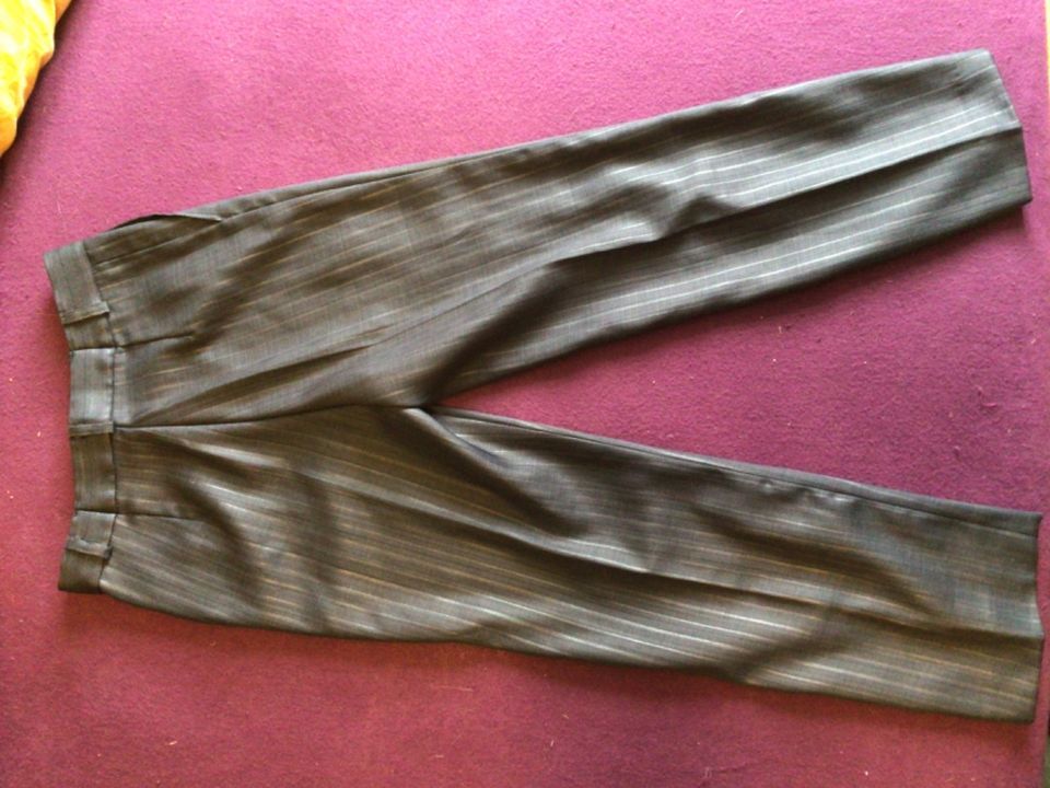 Anzug, Nadelstreifenoptik, dreiteilig, Größe 134 in Rot am See