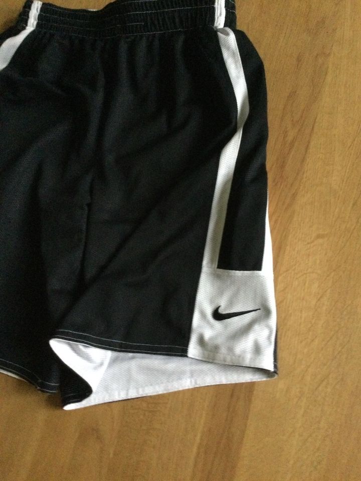 Nike Sporthose für Herren Gr L in Bruchköbel