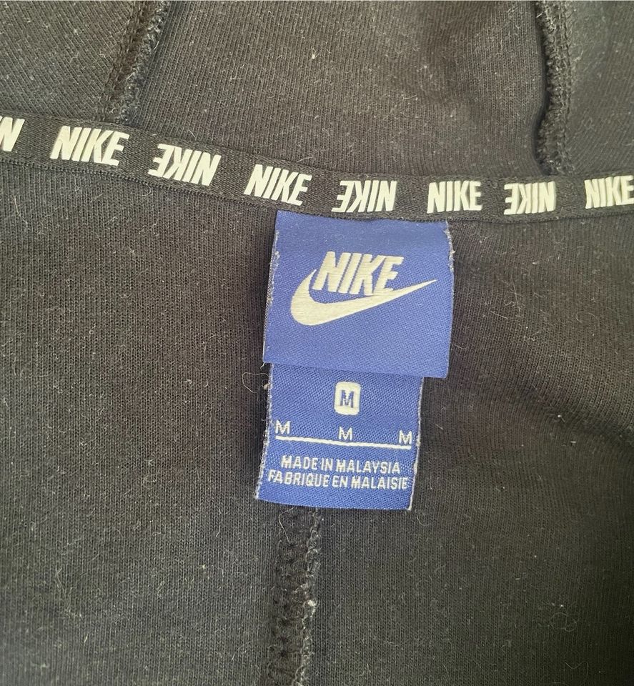 Nike Strickjacke in schwarz in Herne