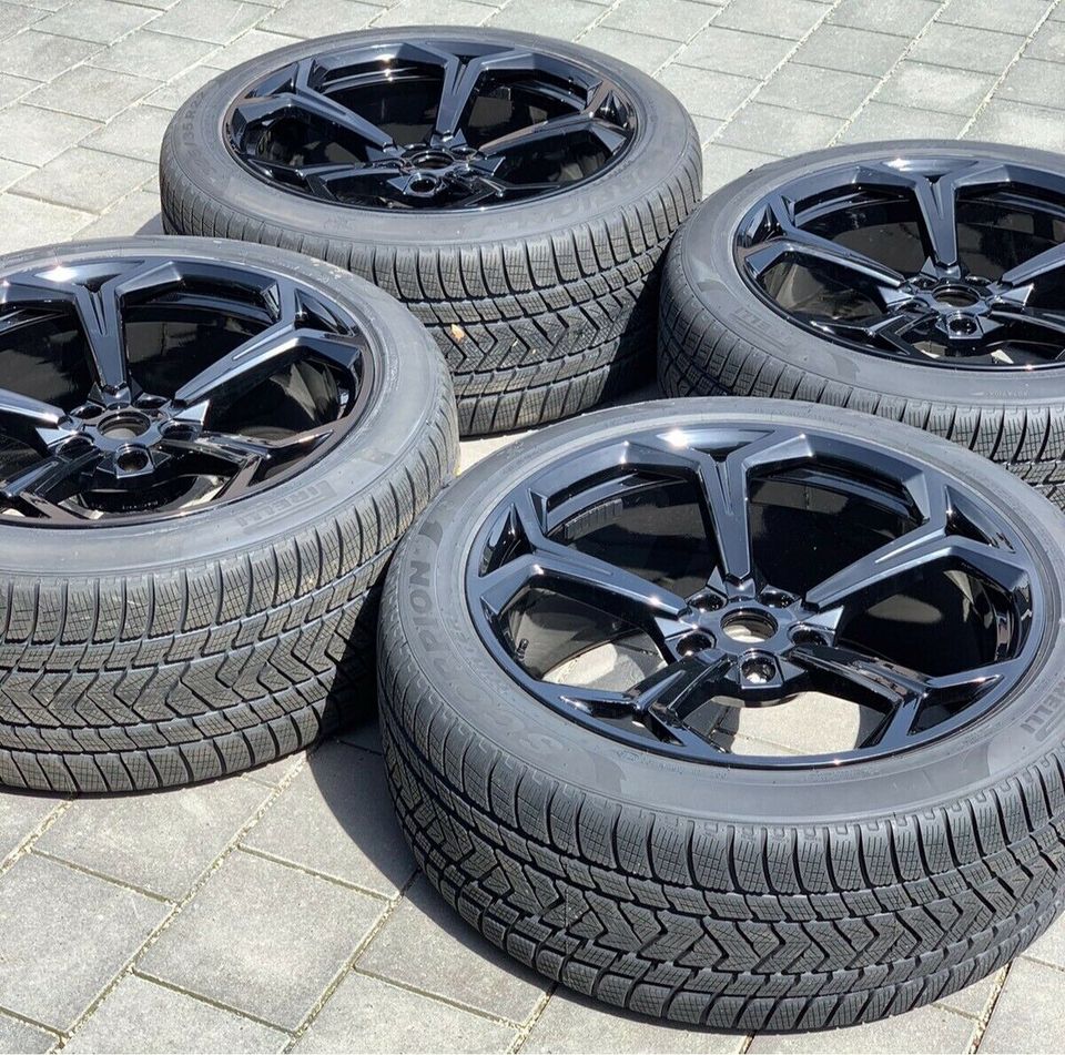 Neue Lamborghini urus 22 zoll Winter Pirelli Räder schwarz Glanz in Kuchen