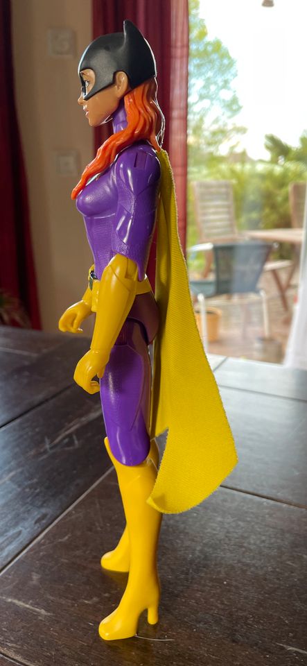 Batwoman Action Figur mit Umhang ca 30 cm lila gelb in Oestrich-Winkel