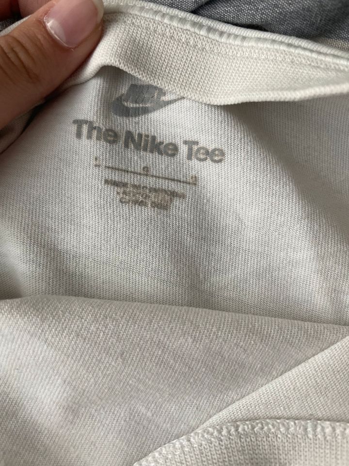 Weißes Nike Shirt in Leipzig