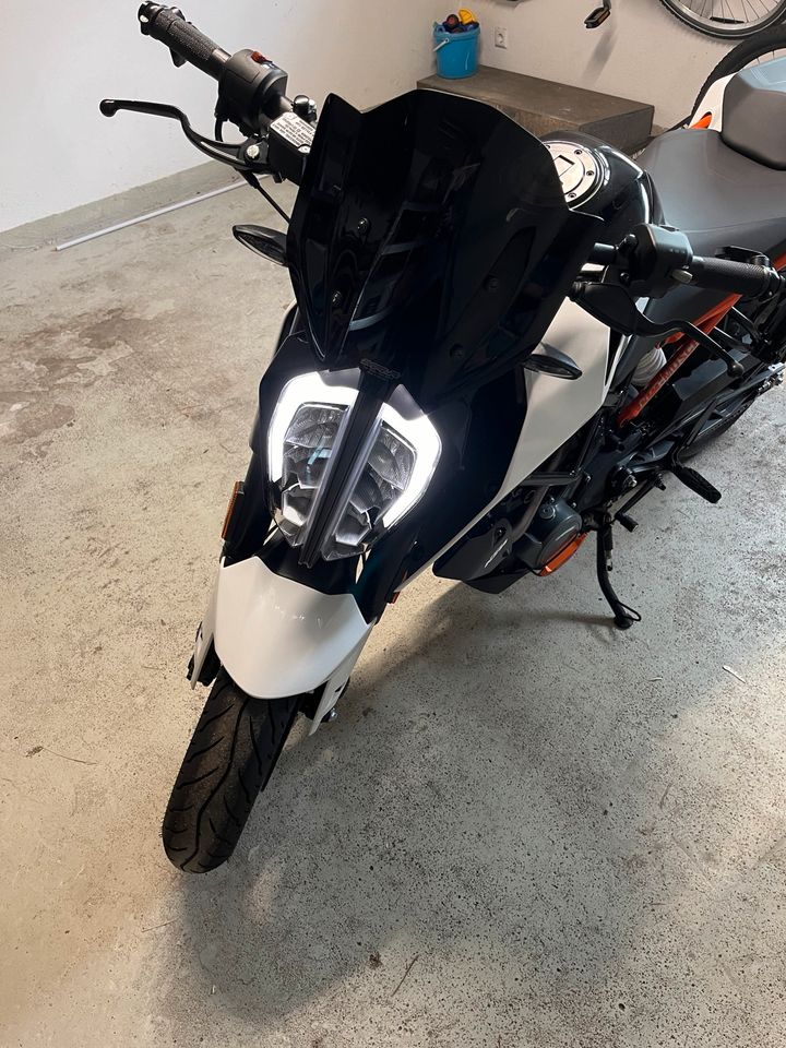 KTM Duke 125er weiß+ Zubehör 2900km❤️❤️❤️ in Kleinfischlingen