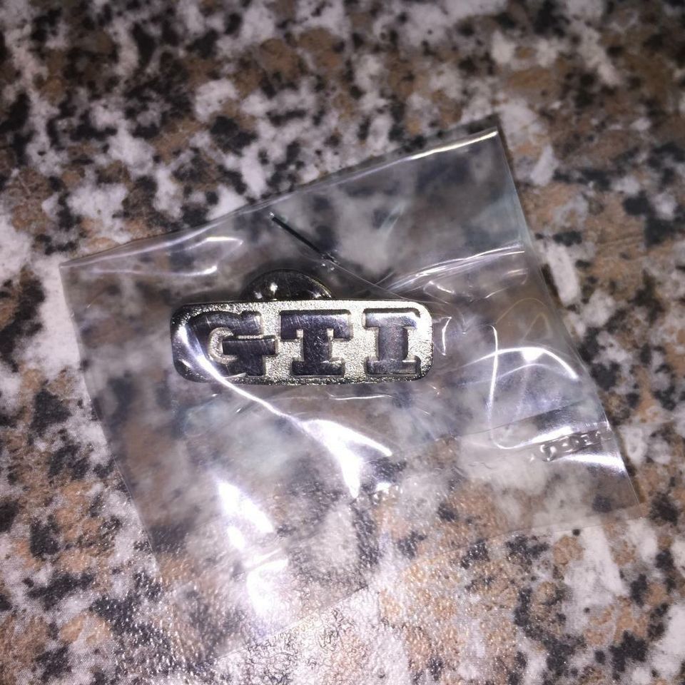 Original VW Golf GTI Logo Pin / Anstecknadel in Neukieritzsch