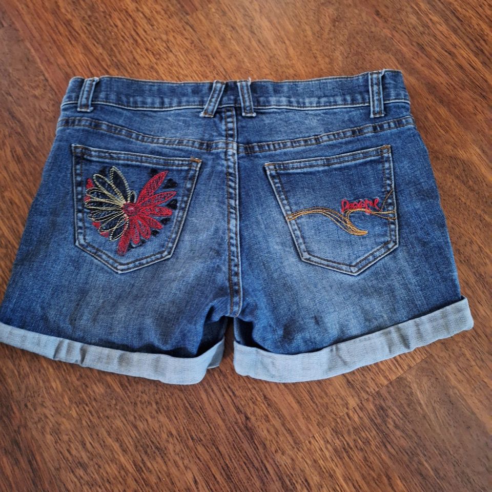 Desigual Shorts kurz Gr. 30 schick Sommer in Anklam