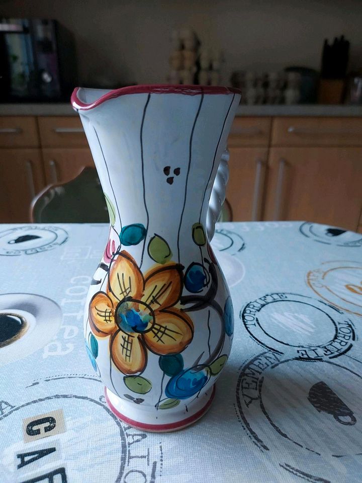 Krug Vase gedrehter Griff florales Muster in Aßlar