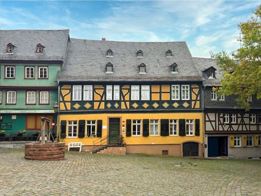 Denkmalgeschütztes Mehrfamilienhaus mitten in der historischen Altstadt von Frankfurt-Höchst in Frankfurt am Main