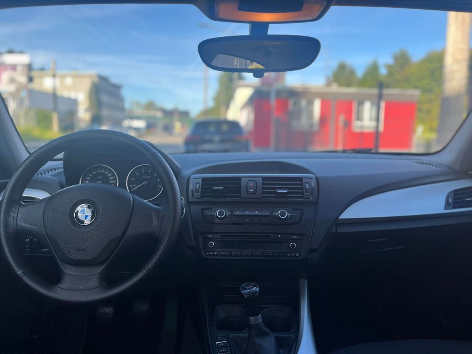BMW 114i 5-türig / Einparkhilfe / in Solingen