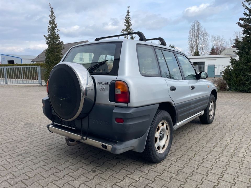 Toyota RAV 4 / 2.0 / 4x4 Allrad / AHK / 5 Tür / 3 Hand in Korbach