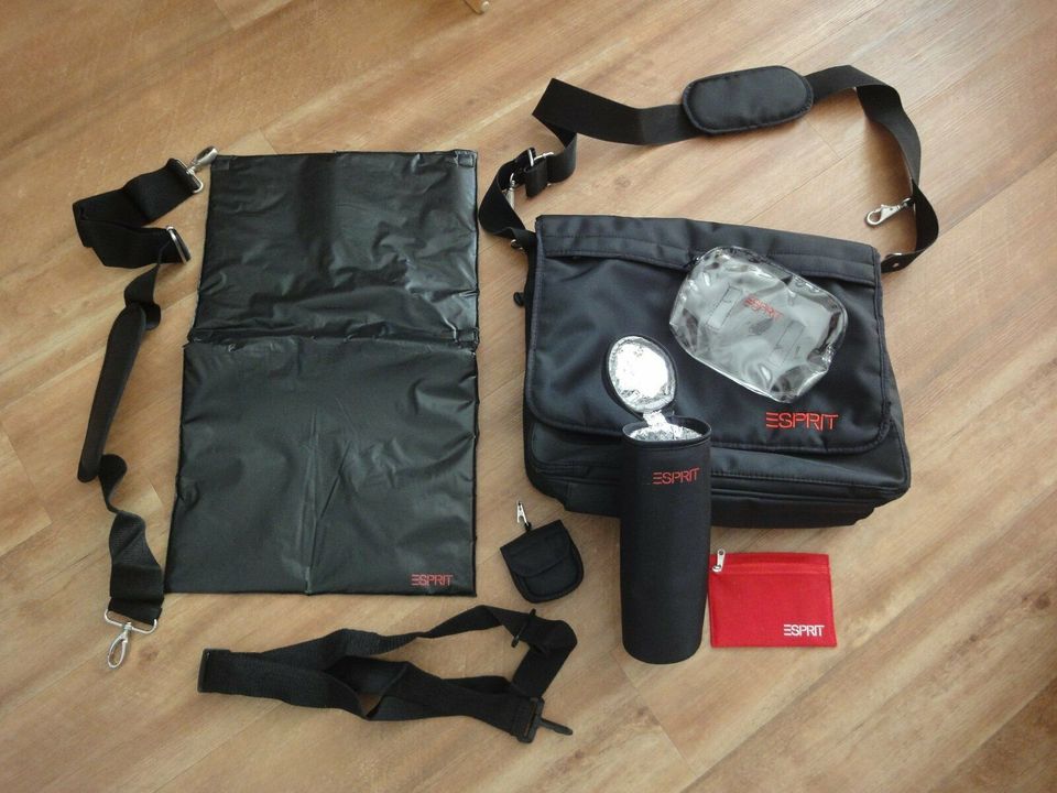 Esprit Wickeltasche (schwarz) mit viel Zubehör in Wehretal