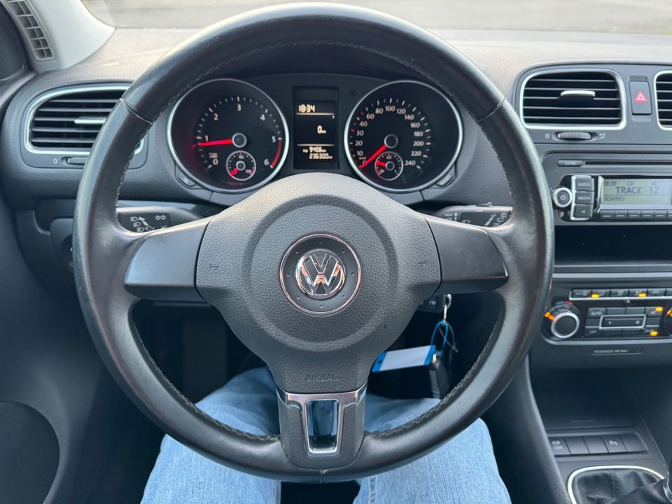 Volkswagen Golf VI Comfortline*2.Hand*Klimaaut*PDC*Gepflegt in Frankfurt am Main