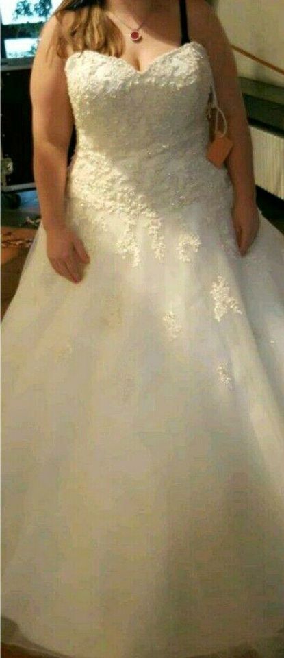 Hochzeitskleid, Prinzessinnenkleid mit vielen stickereien in Flieden