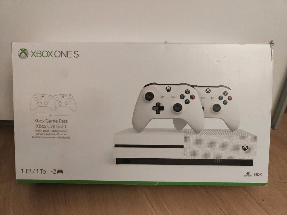 Xbox one s 1TB 2 Controllern und Spielen in Düsseldorf