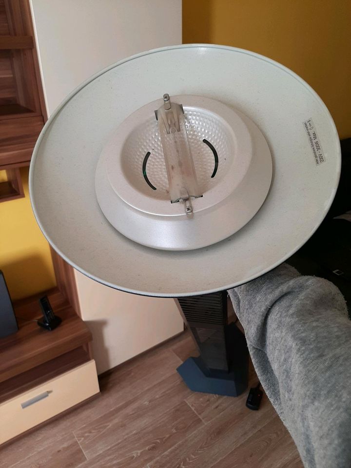 Stehlampe mit ca . 65 CD Fächer in Gera