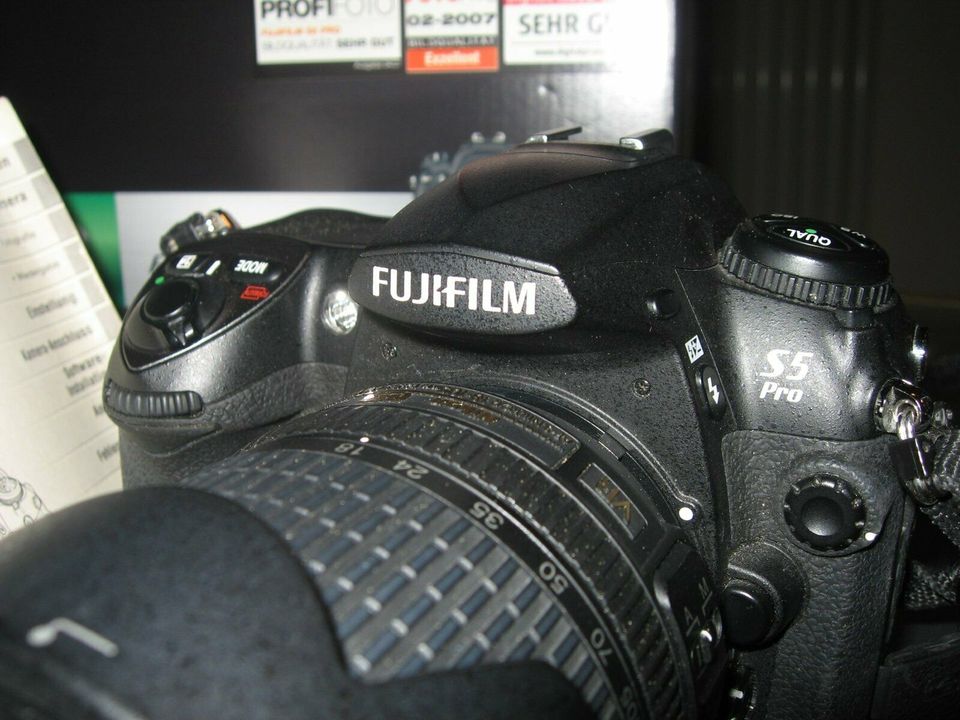 Fujifilm FinePix S5 Pro Spiegelreflexkamera mit Objektiv Nikon in Bonn