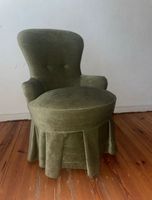 Antiker Vintage 50er Jahre Sessel, grüner Samt-Volant mit Nieten Berlin - Wilmersdorf Vorschau