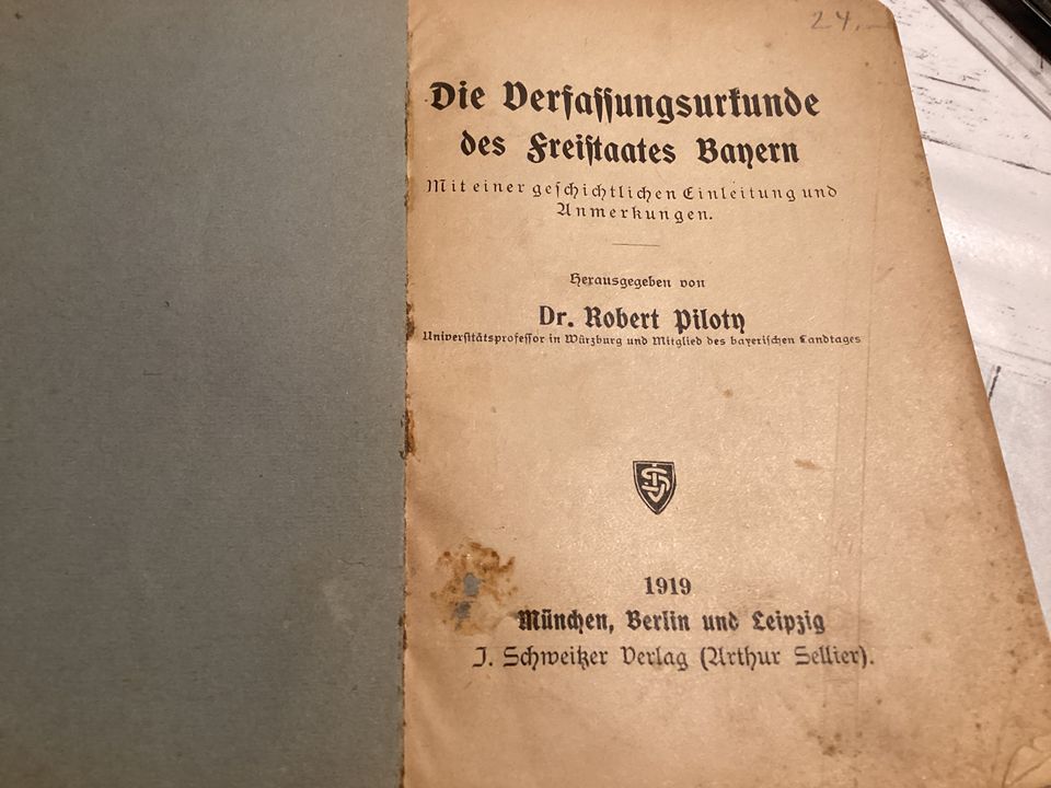 Buch „die Verfassungsurkunde des Freistaates Bayern“ von 1919 in Grafling