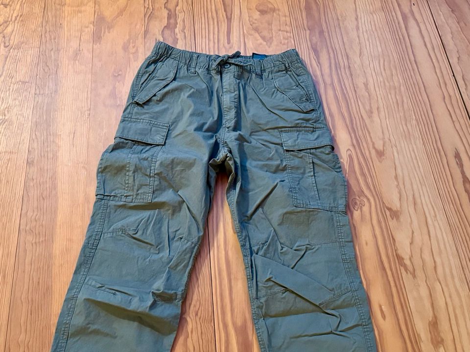 H&M Cargo Hose - oliv/dunkles Grün, Regular fit, Größe M in Sachsenheim