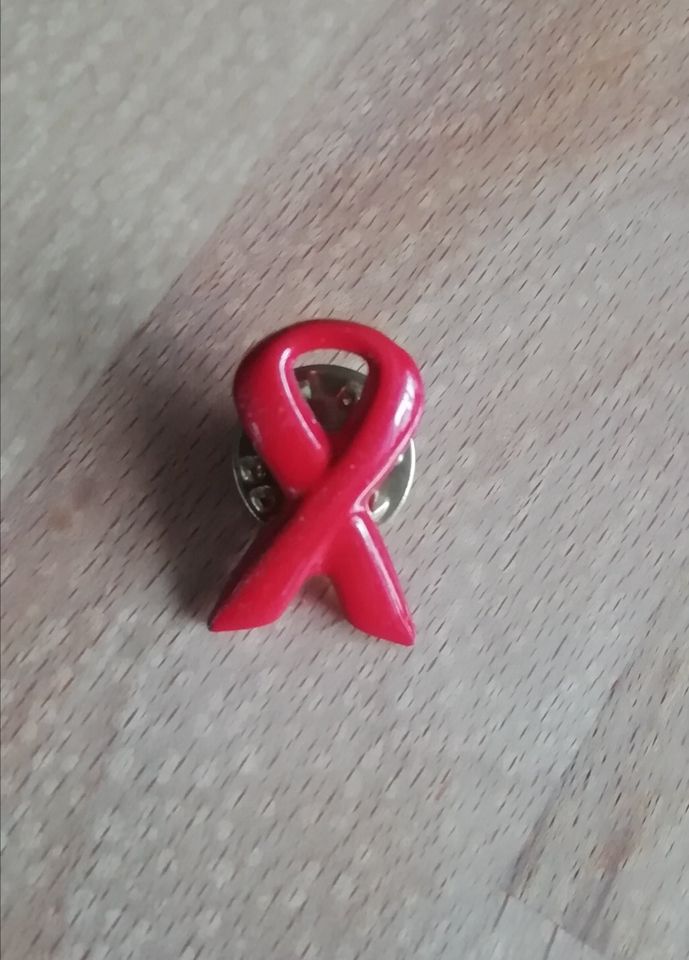 Pin Aidsschleife rote Schleife Aids HIV Solidarität Weltaidstag in Kürnach