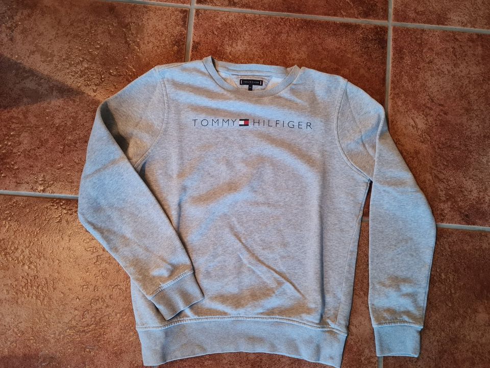 Tommy Hilfiger Essential Sweatshirt Grau - 176 in Bayern - Mauerstetten |  eBay Kleinanzeigen ist jetzt Kleinanzeigen