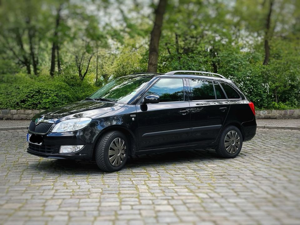 Skoda Fabia II Kombi Family 1.2 TSI schwarz Apple CarPlay in Berlin