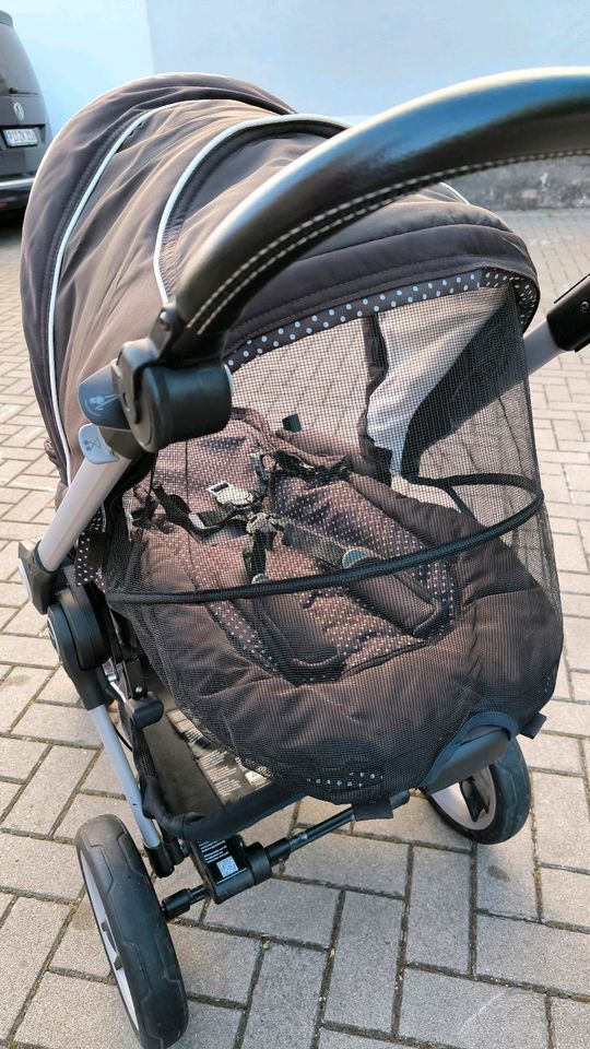 Kinderwagen mit Babyschale und Buggyfunktion mit viel Zubehör in Magdeburg