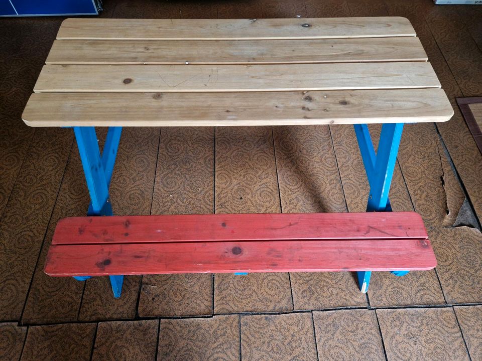 Kindertisch mit Bank und Stuhl in Neubrandenburg