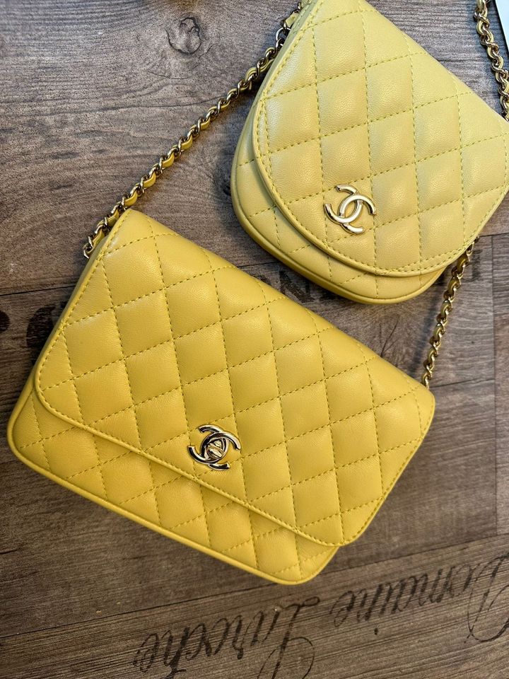 Chanel Side Packs Umhänge Tasche Gelb Neuwertig Leder Damen Top in Igel