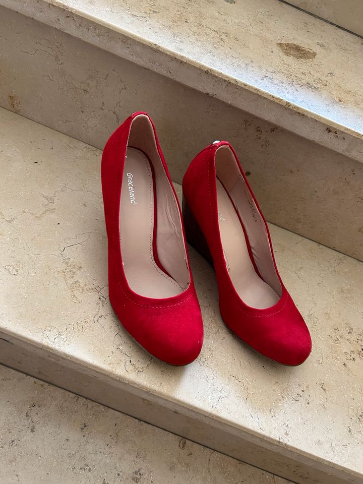 Rote Schuhe mit Absatz/ Pumps / High Heels in Neutraubling