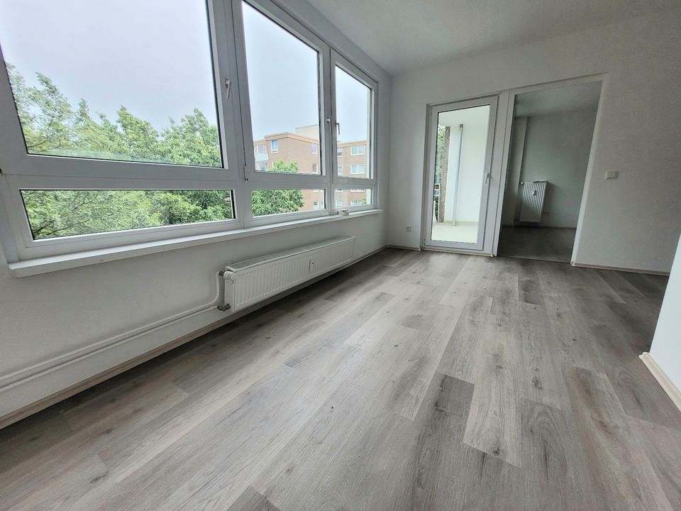 **geräumige 4-Zimmer-Wohnung mit Balkon und Aufzug!** in Essen Freisenbruch