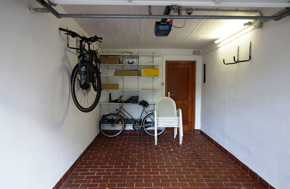 Einfamilienhaus mit überraschendem Platzangebot, Garten und Garage. in Eschborn