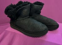 UGG Boots in Größe 37 mit Schleife in Schwarz Häfen - Bremerhaven Vorschau