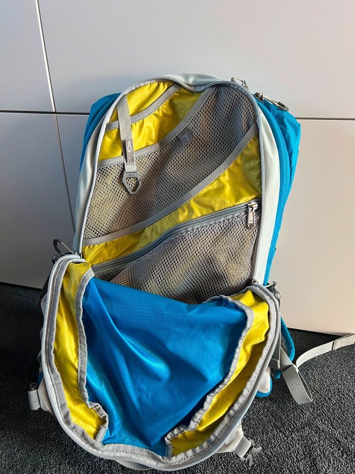 Leichter Jack Wolfskin Wanderrucksack mit Regenverdeck in Bochum