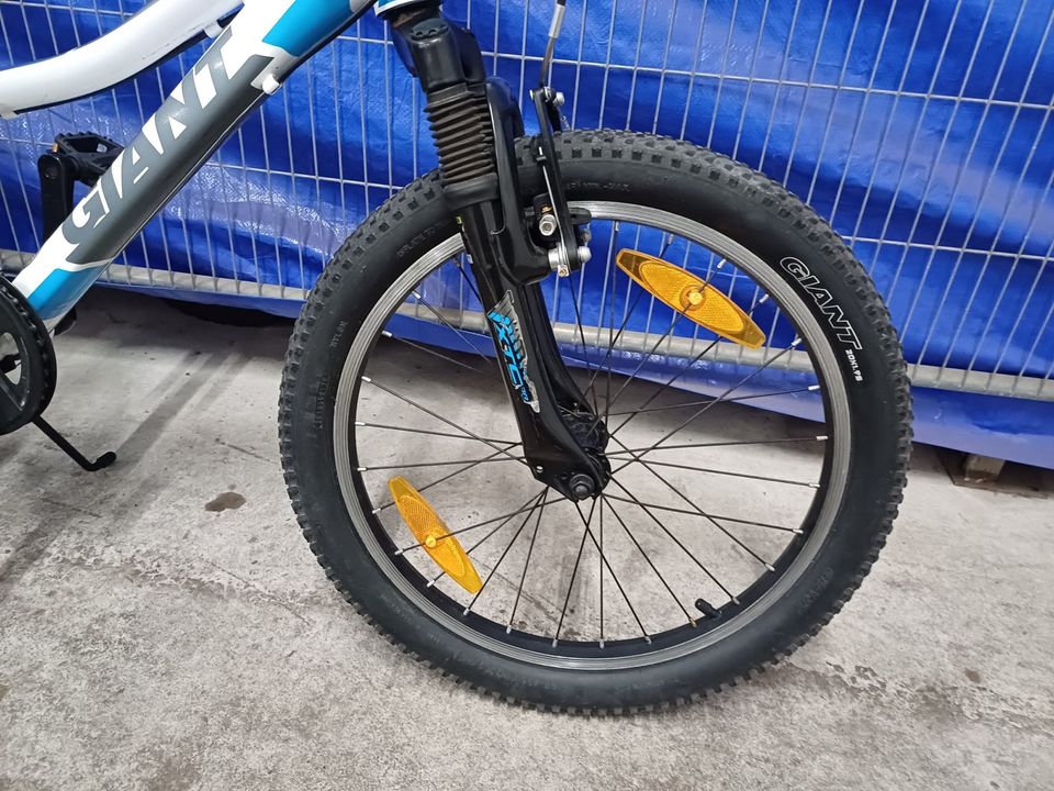 Giant 20 Zoll Jugendrad RH 28 Cm Mountainbike in Berlin