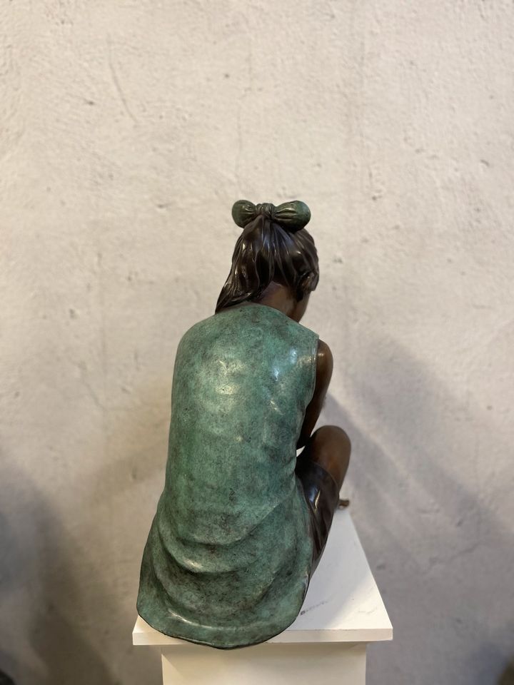 Mädchen mit Taube - Bronzefigur in Wickede (Ruhr)