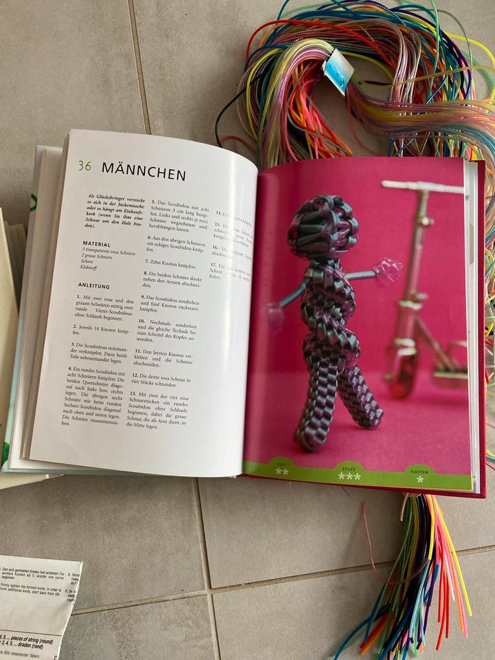 Scoubidous Bänder und Anleitung Buch mit 62 Seiten in Stetten am kalten Markt
