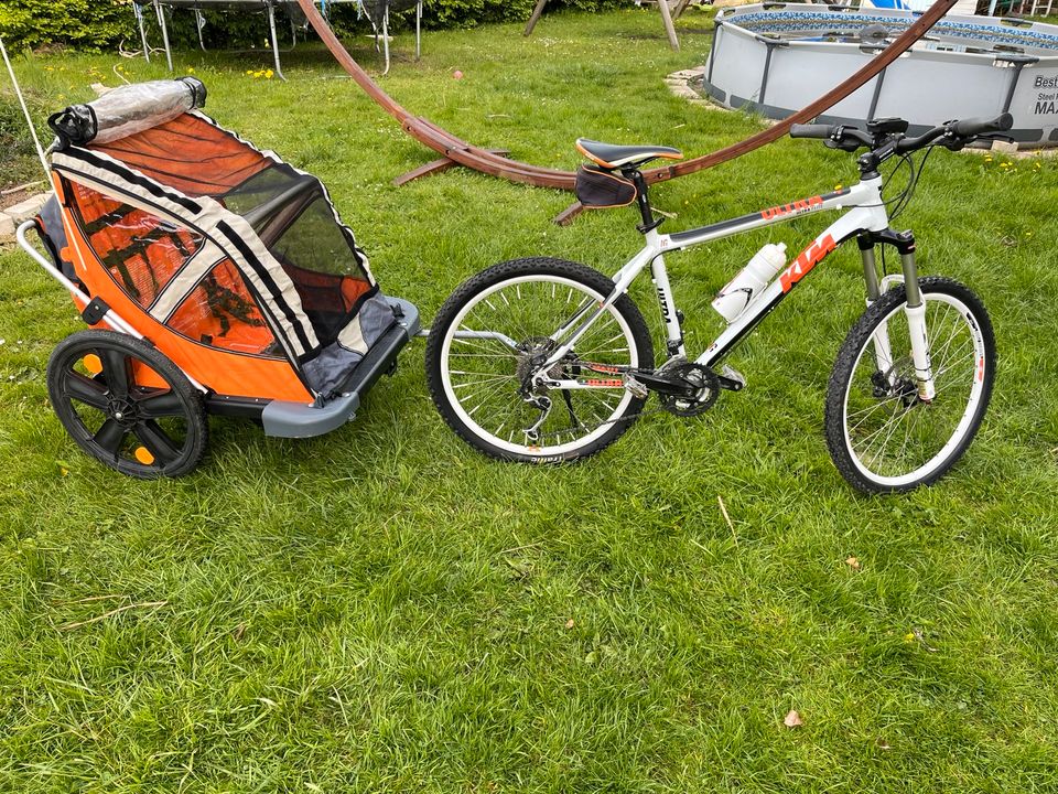 Fahrrad mit Kinderanhänger in Callenberg b Hohenstein-Ernstthal