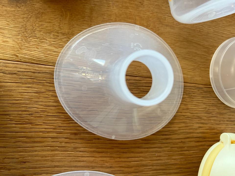 Medela Doppel Pumpset als Zubehör zur Milchpumpe + Calma Sauger in Wees