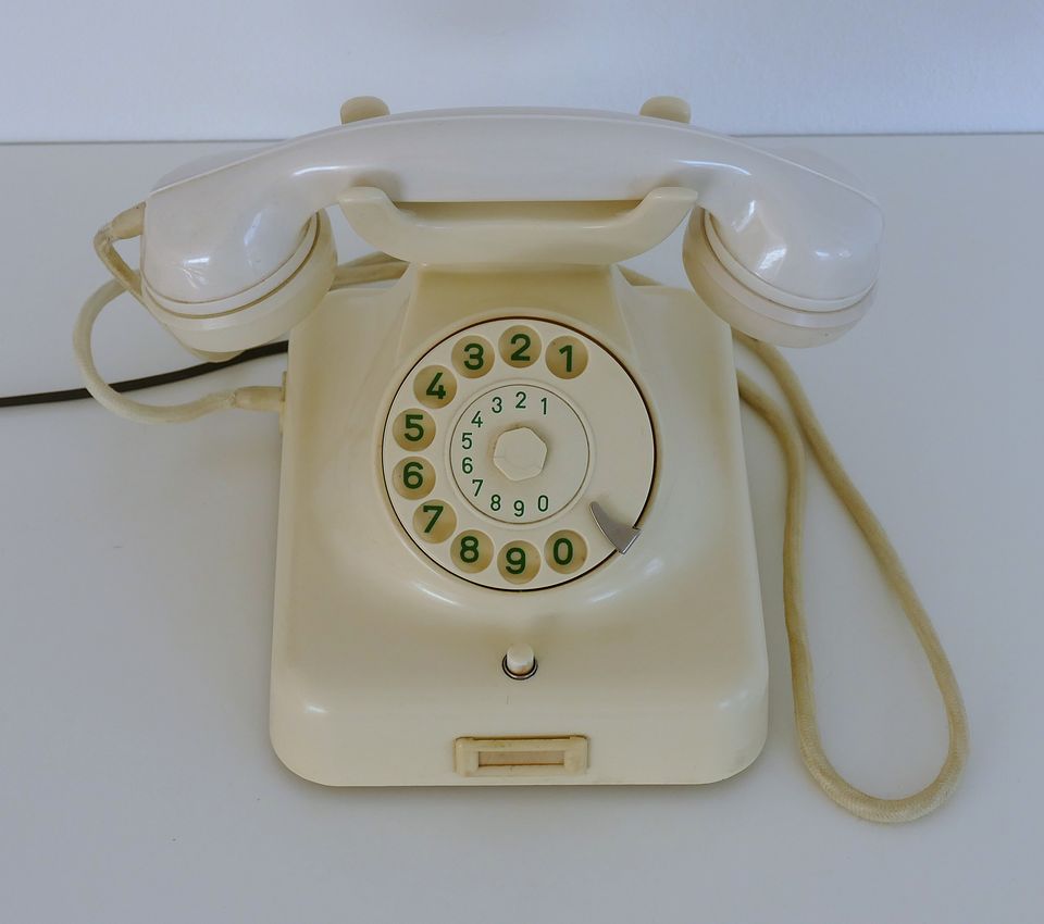 Elfenbeinfarbenes Bakelit-Telefon in Dieblich