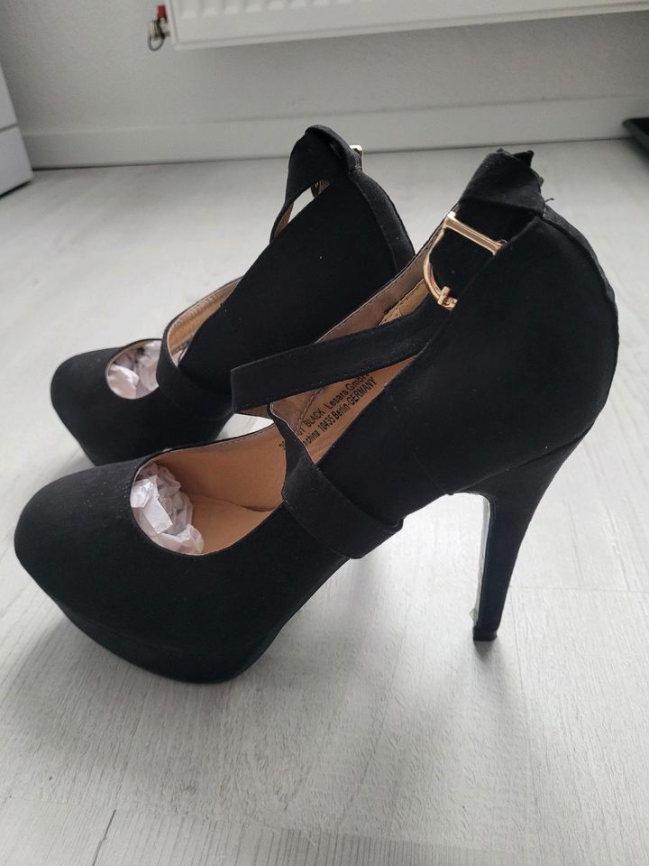 Schwarze 10 cm High Heels in Münchsteinach