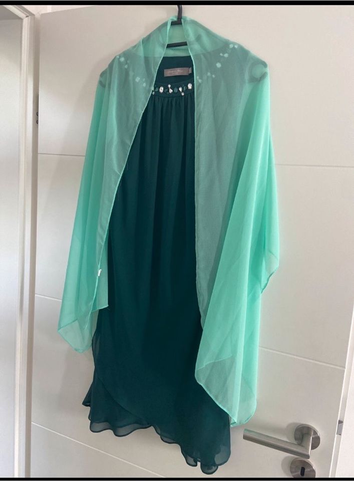 Cocktailkleid grün mit Stola in Achern