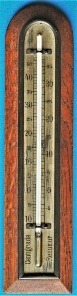 Altes (antikes) Thermometer im Metallrahmen auf Eichenholz in Essen