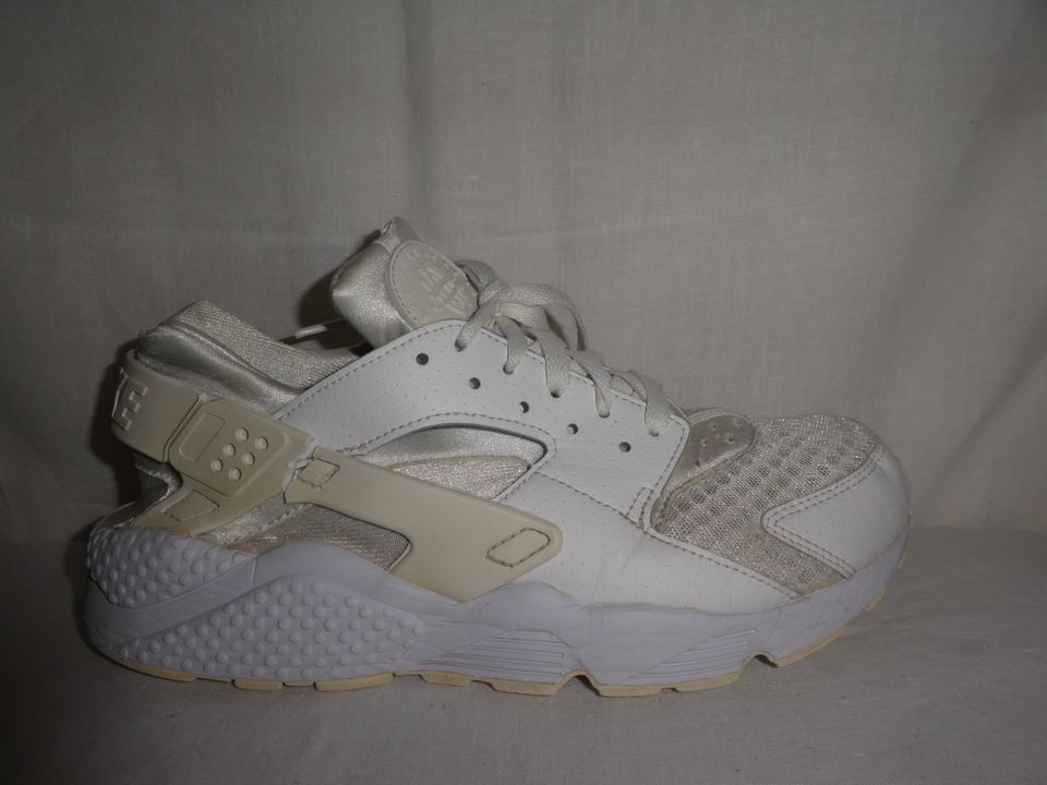 Ausgefallene Sneaker von NIKE AIR Huarache in Gr. 44 in Pohlheim