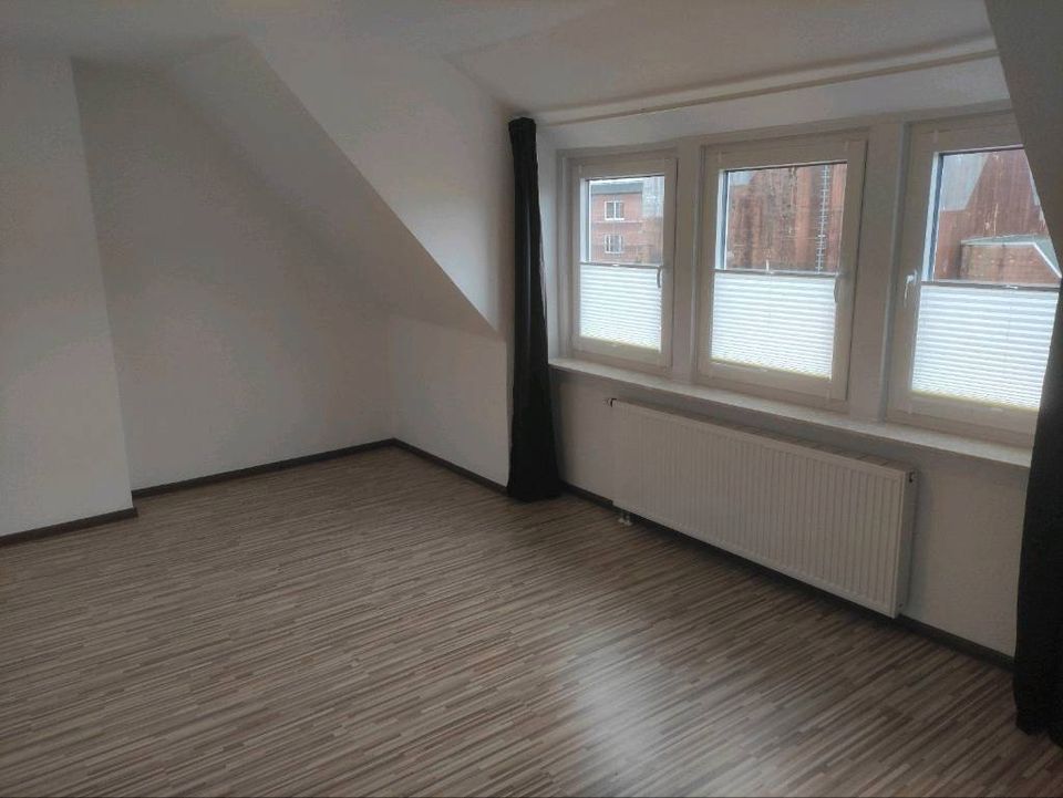 Bezugsfertige 2-Zimmer DG Wohnung mit Einbauküche und E-Geräten in Emden