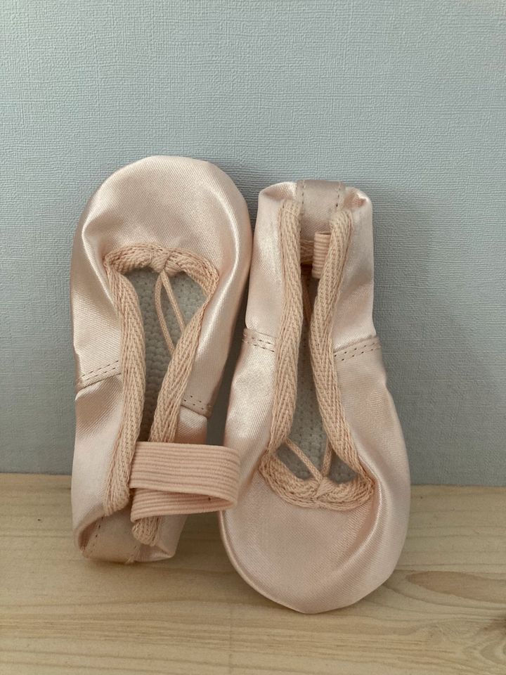 Ballerinas Neu Satin Turnschläppchen 21,5  Roch Valley in Bibertal